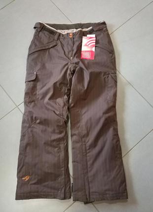 Фірмове, спеціалізовані лижні штани.