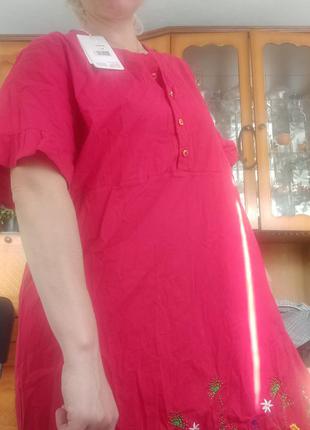 Красивое красное платье с вышивкой3 фото