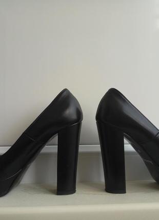 Черные туфли на высоком устойчивом каблуке3 фото