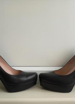 Черные туфли на высоком устойчивом каблуке4 фото