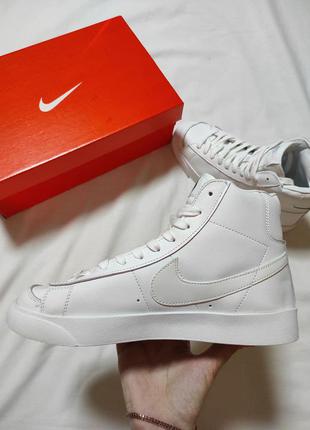 Жіночі кросівки nike blazer mid 77 all white reflective4 фото