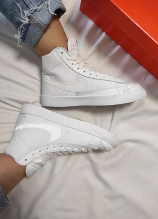 Жіночі кросівки nike blazer mid 77 all white reflective5 фото