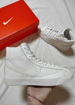 Женские кроссовки nike blazer mid 77 all white reflective3 фото