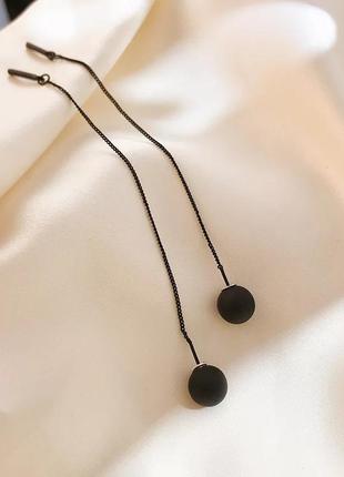 Черные серьги цепи с шариком сережки протяжки цепочки длинные висячие9 фото