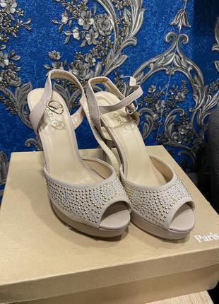 Босоножки со стразами