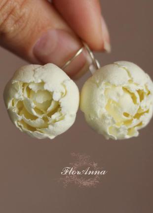 Бежевые серьги с цветами из полимерной глины
