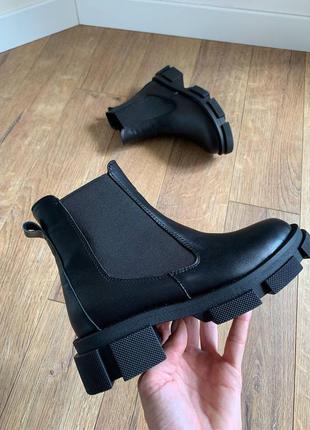 Чёрные женские кожаные ботинки челси демисезонные