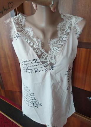 Майка блузка с надписями и кружевом1 фото