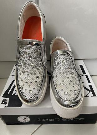 Мокасины со стразами