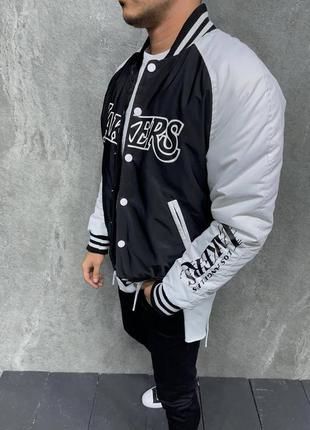 Куртка-бомбер чоловіча з принтом lakers утеплена чорна біла туреччина / курточка 3 кольори2 фото