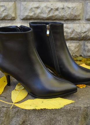 Ботильйони шкіряні чорні з гострим носком на підборі шпилька 6 см