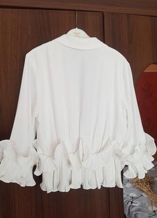 Біла блуза з воланами5 фото