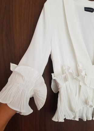 Белая блуза с воланами2 фото
