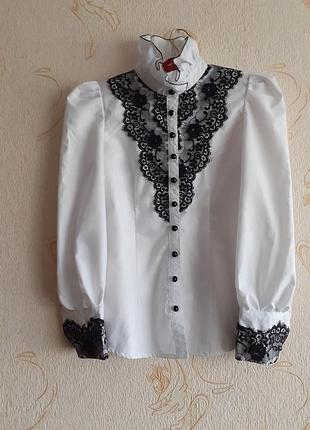 Красивая нарядная блуза французским кружевом и рукавами-буфами