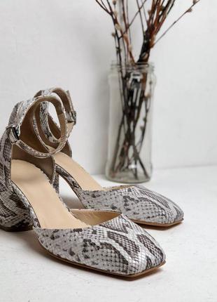 Туфлі з натуральної шкіри , квадратним носком на підборі 6 см