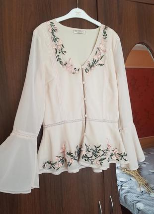 Блуза з вишивкою