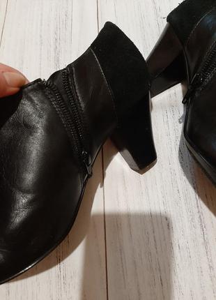Кожаные черные ботинки clarks на маленьком каблуке 38 р3 фото