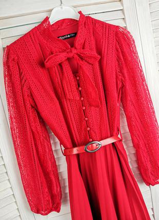Красное платье