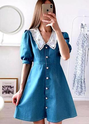 Джинсовое платье с белым воротником