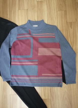 Классный брендовый свитерок очень приятный к телу.