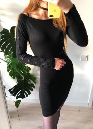 Чёрное короткое шелковое 50% облегающее платье с кружевом5 фото