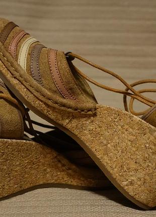 Акуратні об'єднані шкіряні босоніжки на корковій танкетці clarks англія 38 р.