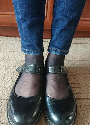 Стильні та зручні туфлі bebo (великобританія), на липучках, чорні лакові2 фото