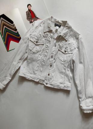 Белая джинсовая куртка с камнями c.l.y.s. для прохладных вечеров.