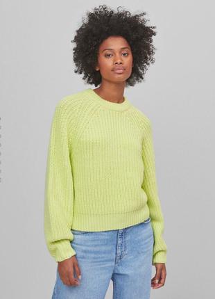 Яркий вязаный свитер