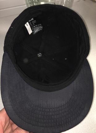 Фирменная черная кепка/ бейсболка/ реперка с черепами от h&m4 фото