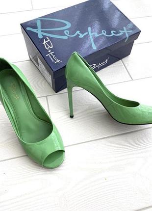Туфли с открытым пальчиком зелёные на каблуке