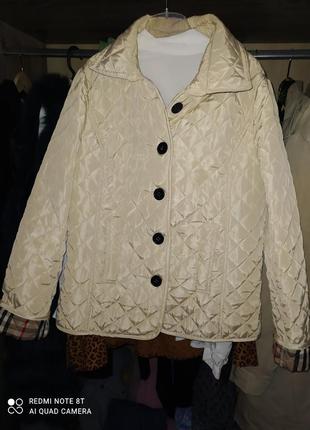 Нюдовая стёганая курточка