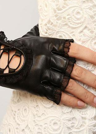 💣 💣 💣перчатки без пальцев лак  на шнуровке