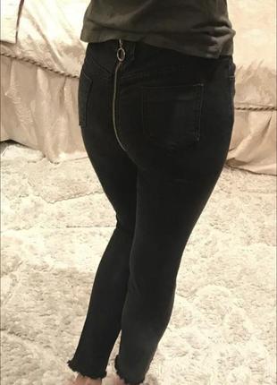 Чёрные джинсы скини с высокой талией с молнией на попе1 фото