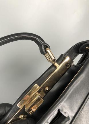 Fendi peekaboo чёрная мини сумка маленькая кожаная клатч с короткой ручкой8 фото