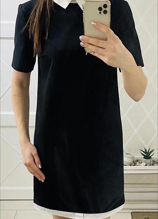 Чёрное платье правимого кроя с белым воротником