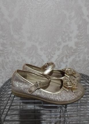 Шикарные золотые туфельки для принцессы4 фото