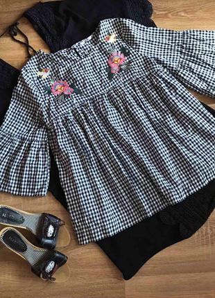 Красива блуза в клітинку з вишивкою