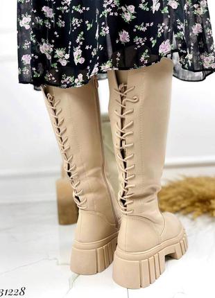 Жіночі бежеві демісезонні чоботи на шнурівці на рифленої підошви3 фото