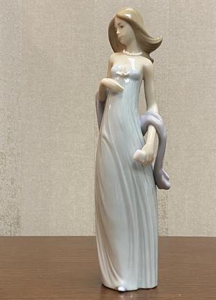 Фарфоровая статуэтка lladro «ingenue woman».