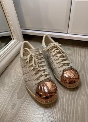 Кросівки adidas superstar 80's metal toe кремового кольору шкіряні з металевим носком