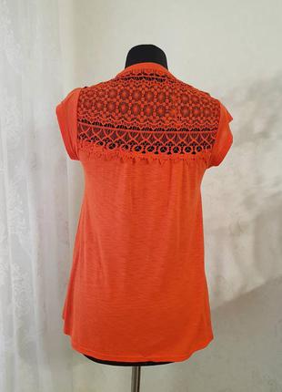 Яркая удлиненная футболка george с гипюром оранжевого цвета7 фото