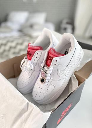 Женские кроссовки nike air force 1 white lace red скидка sale | жіночі кросівки найк білі знижка2 фото