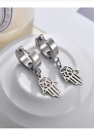 Серьги лаконичные удобные легкие и изящные с подвеской хамса рука фатимы под серебро белое золото