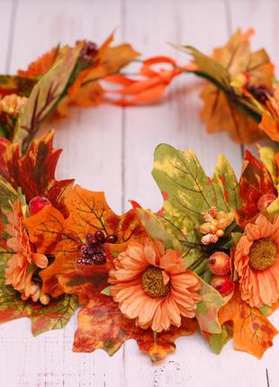 Осенний венок веночек с листьями и оранжевыми цветами