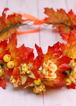 Осенний венок веночек с листьями и цветами желто-красный