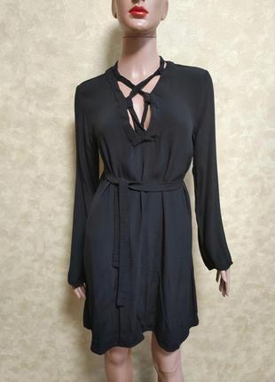 Стильное чёрное коктельное платье из шнуровкой на груди sandro paris