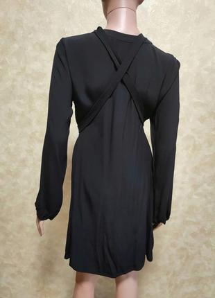 Стильное чёрное коктельное платье из шнуровкой на груди sandro paris4 фото