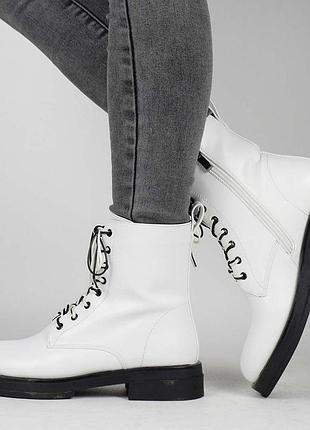 Стильные белые осенние деми ботинки низкий ход короткие на шнуровке