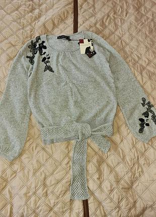 Очень красивый свитервышивка шерсть под пояс укороченный